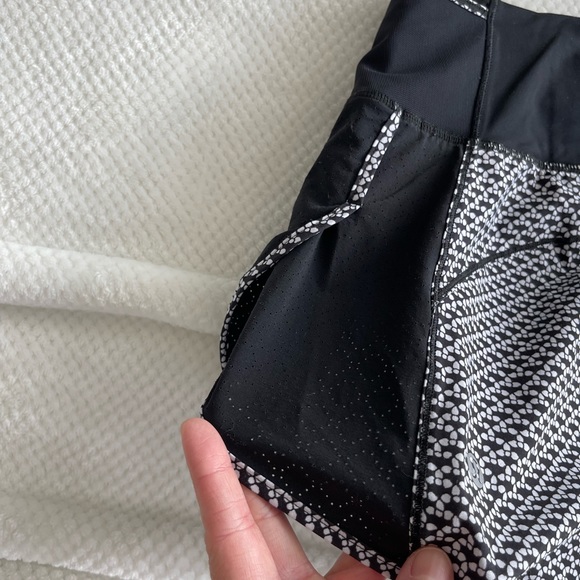 Lululemon black and white shorts size 4 - Picture 5 of 5
